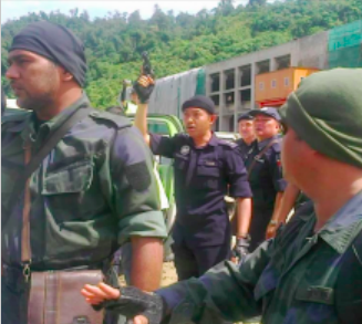 Nimbakka senyata. Polis ti besenyata udah ngelingi sereta ngemba bansa Penan enggau chara nimbakka senyata sida ke langit mansa pala