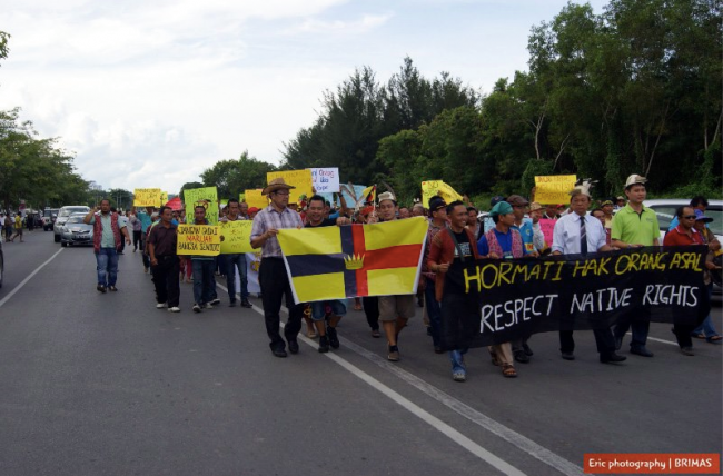 Pengawa bejalai bebala mayuh ti udah dikelala. Bala orang bansa asal datai ke nengeri-nengeri besai di serata menua Sarawak