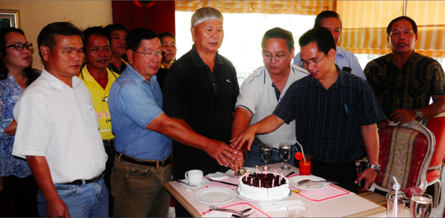 Quiet celebration with cake! Campaigners from Baram mark 100 days of successfully keeping Taib's builders out of their lands