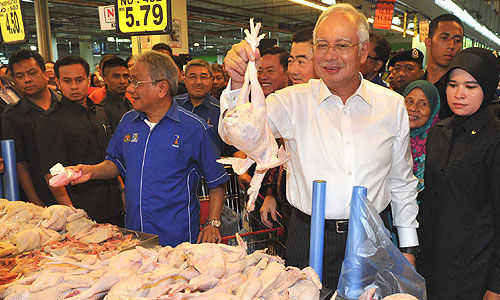 Rega manuk? Menteri Besai Najib Razak (anak Menteri Besai Abdul Razak) milih numpuka fokus iya ba PR dalam menua diri, taja pan menua benung dituntung penanggul besai nya
