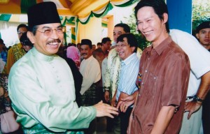 Nadai sebarang kaul dagang enggau sapa-sapa – Musa Aman enggau ‘anak ambu’ iya Michael Chia ba sebengkah pengerami di Sabah