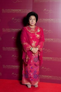 Agi berupai seksi – Rosmah, maya begambar ba Pengerami Ngayanka Fesyen Islam di UK dalam taun 2012 suba
