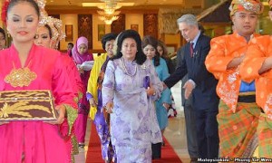 Rosmah bependiau baka siku bini raja ba sebengkah pengerami di Washington – iya tentu tau nyadika ulu lungga ke lalai entelah bekaul enggau duit dalam 1MDB?