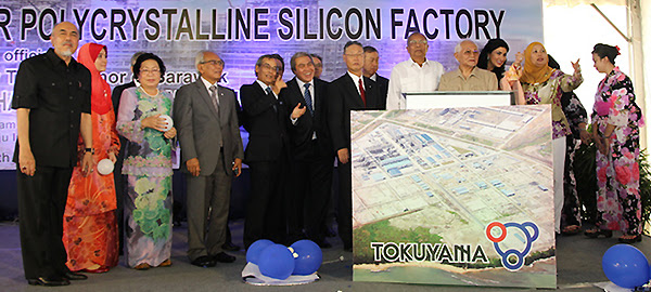 Taib takes centre stage at the recent opening of a silicon plant for SCORE