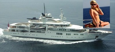 Orang kaya belepa dalam pemisi – kapal layar bebansa Tatoosh (begulai enggau Paris Hilton dalam gambar nisip) 
