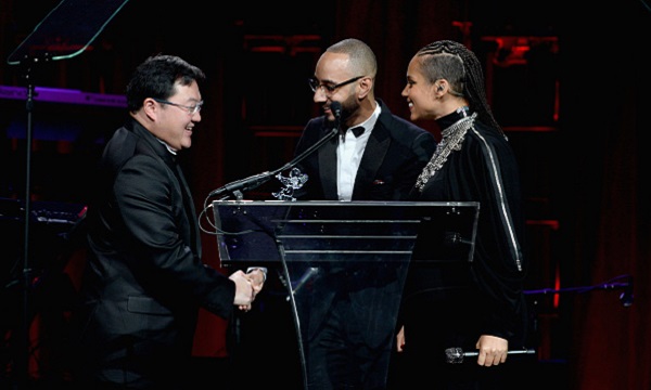 Pop stars Swizz Beatz and Alicia Keys are regular play pals of Jho Low - here they present him with an 'Angel Gabrielle Award' for his philanthropy (to champagne thirsty singers?)