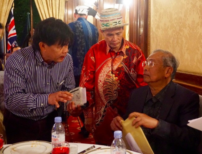 Adenan Satem in London, discussing the Penan Peace Park proposal with TK Bilong Oyoi (Penan headman of Long Sait, Baram) and Mutang Urud (Kelabit researcher and activist) 