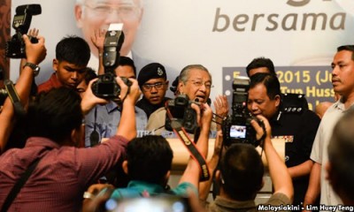 Mahathir ngasaika pait-manis ulah iya empu lebuh iya dibai pansut enggau chara pejal bala polis – lalu udah nya dipasukka ngagai rumah jil?