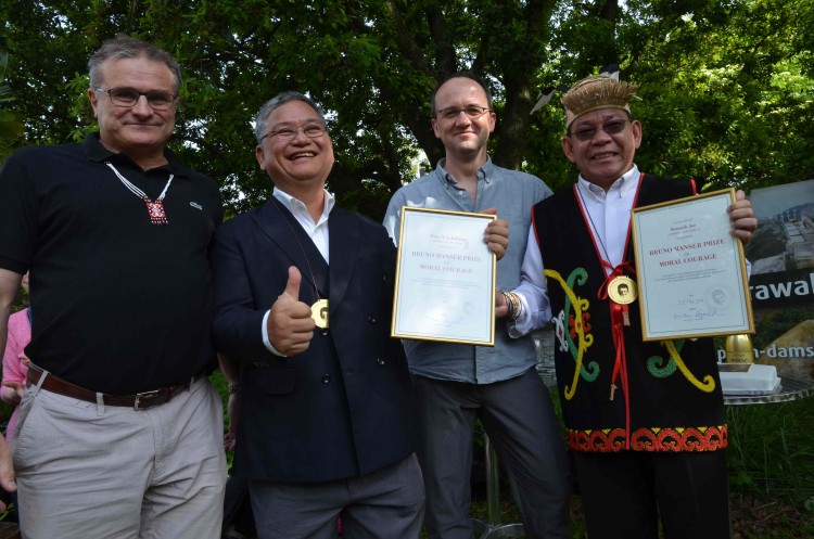 pic1_Sarawak activists with prize