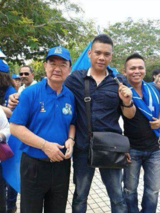 Ex- SUPP Chief Peter Chin together with the shooter Mohd Fitri Pauzi (centre) on the BN campaign trail!