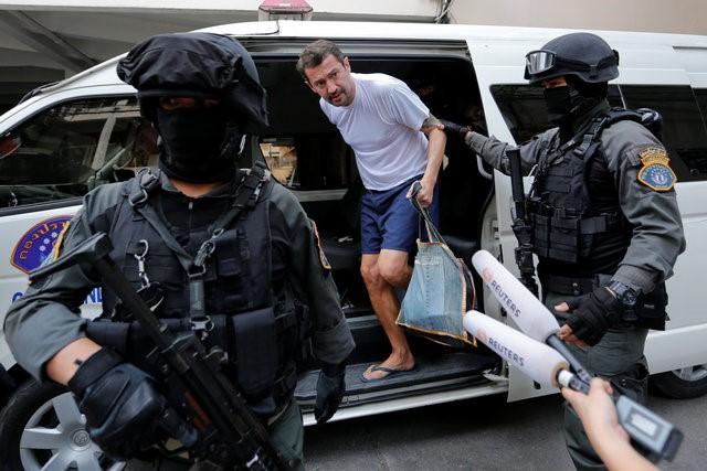 Swiss national Xavier Justo is escorted by Thai police commandos as he arrives at the Immigration Detention Center in Bangkok, Thailand, December 20, 2016.  REUTERS/Chaiwat Subprasom