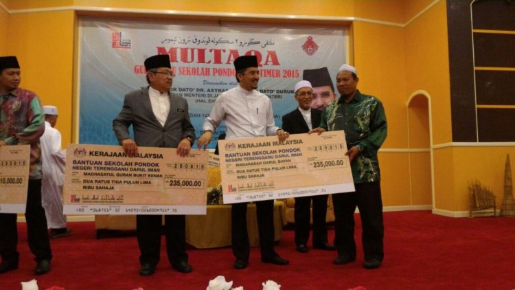 Nice fat cheque for the privately owned school business of the Terengganu PAS Chief Commisioner?