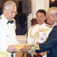 Exchanging gifts? Najib and Sultan of Pahang