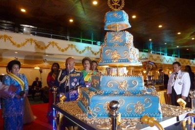 Royal birthday cake - Najib and Rosmah were top guests at the Sultan's extravagant celebration