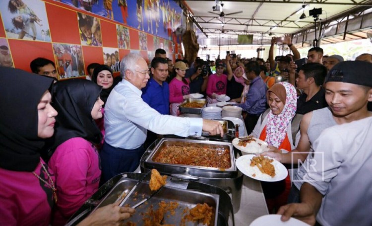 KUALA LUMPUR 28 NOVEMBER 2017. Perdana Menteri, Datuk Seri Mohd Najib Tun Razak meluangkan masa bersama pengunjung Restoran Gabungan NGO 1Malaysia yang menyajikan makan tengahari percuma kepada rakyat Malaysia dari pelbagai lapisan di Jalan Pahang, Kuala Lumpur, tengah hari tadi. NSTP/Twitter Jabatan Perdana Menteri