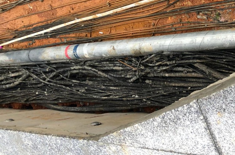 Exposed cables at the site of the fountain. Was construction to the highest of standards? 