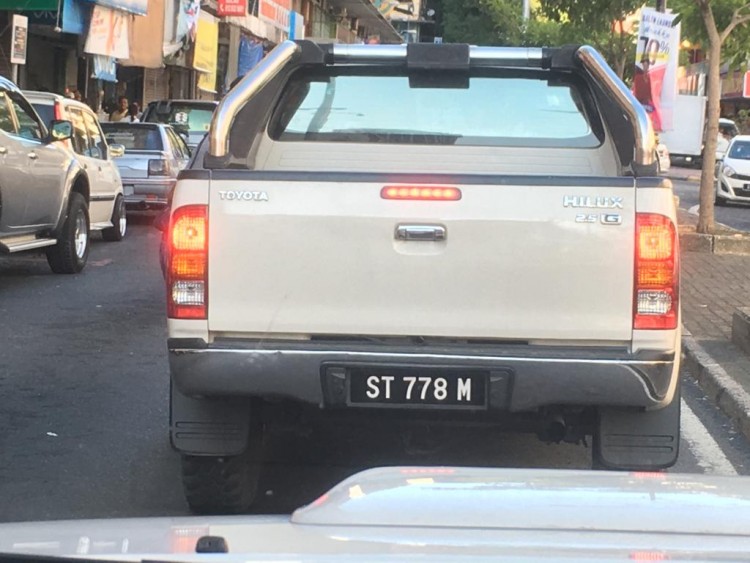 Wealthy customer?  Or did the owner of Hilux ST 778M lend their car to someone else who purchased illegal turtle eggs?