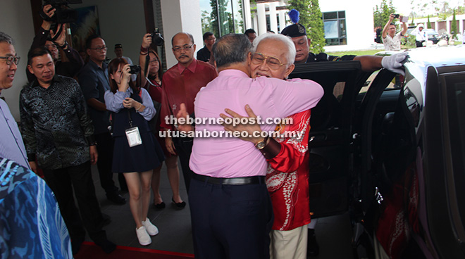 Samling's Yaw Teck Seng and governor Taib Mahmud embrace each other in 2014