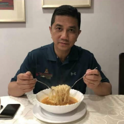 Azmin boasts his 'Covid 19 comradeship' by lowering himself to ordinary food on FB