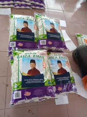 Rice courtesy of Annuar Musa - did he pay for it.. or the printing costs to promote his name?
