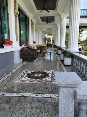 Sweeping portico